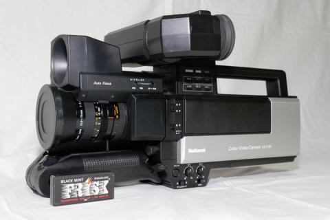 グリップを折りたたんだ状態。サイズ比較のために、フリスクのケースを並べてみた