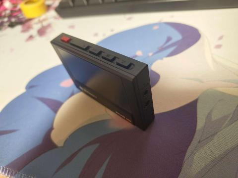 上面に操作系が集中。右側面は3.5mmと4.4mmの端子が1つずつ。