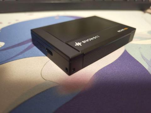 下部は何もなし。左側面は上にMicroSD挿入口、下にUSB Type-C端子。