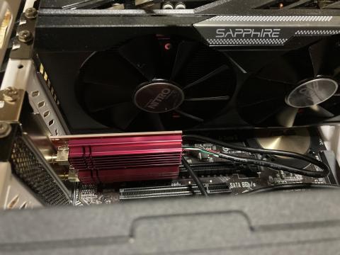 組付けの図。上のグラボはRadeon R9 380です。GTXなら1050とどっこいどっこいの性能。