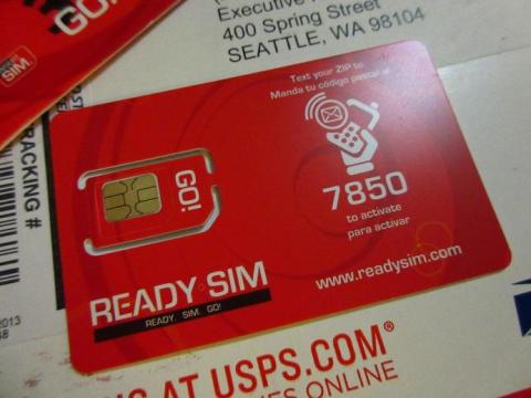 パッケージに同封されているSIMカード