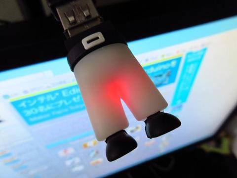 アクセスランプが備わっていて股間が光る