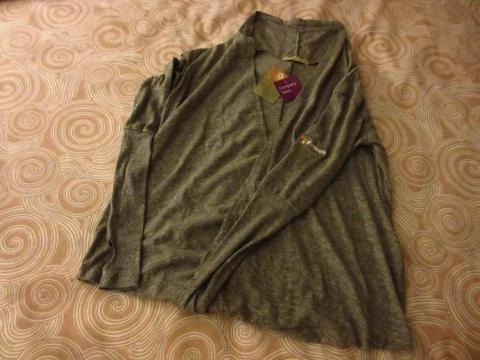 女性もののカーディガンで色はグレー