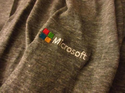 左腕にマイクロソフトのロゴが入っています