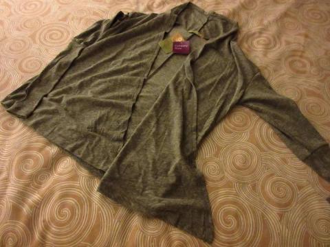 肌寒いときに気軽に羽織れる薄手のカーディガン