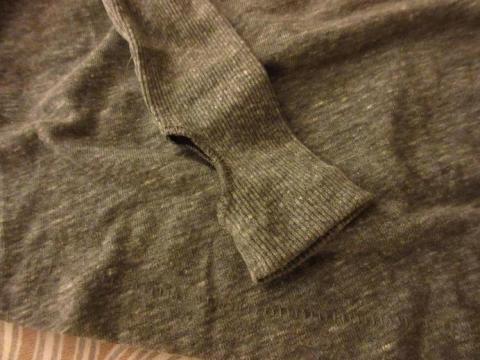 親指を通す穴がデザインされています