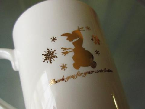 裏側には夏に憧れる雪だるまのオラフのシルエットがデザインされている