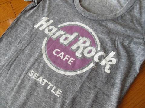 クラシカルな配色とピンク系のワンポイントがかわいらしい