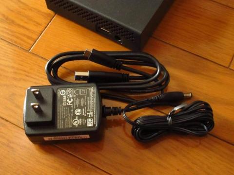 本体には AC アダプターと USB 3.0 のインタフェースのみ