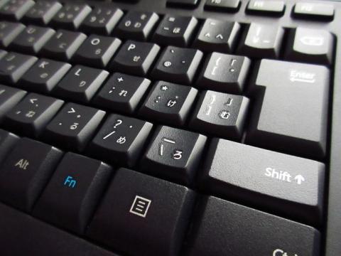 キーボードの中央付近がへこむようなカーブしたデザイン