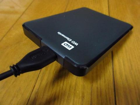 本体に USB 3.0 ケーブルを接続したところ