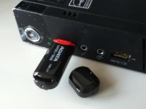 キャップは後部にはめることができます