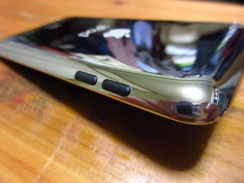 本体左側には音量ボタン