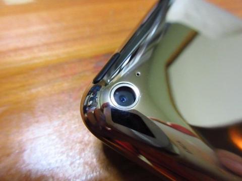 メインカメラの横にはマイクがある