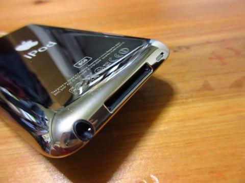 ヘッドフォンポートとスピーカーは下部にある