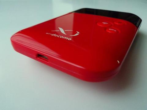 micro USB 2.0 インタフェースを使用して充電などをおこなう