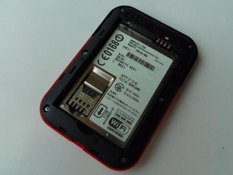 カバーを外してバッテリーと SIM カードを挿入することができる