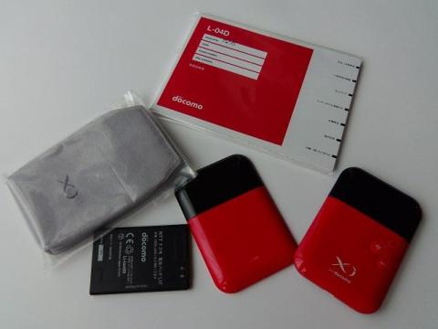 本体とカバーにバッテリーと専用ケースが付属する