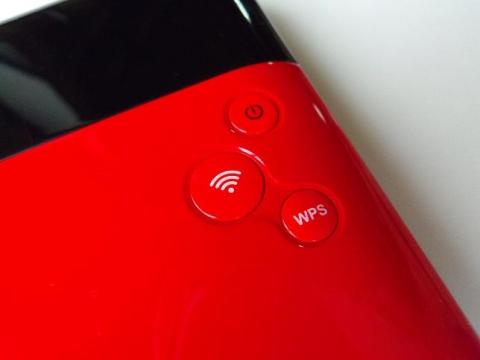本体には電源ボタンのほか Wi-Fi のオンオフ WPS ボタンが備わっている