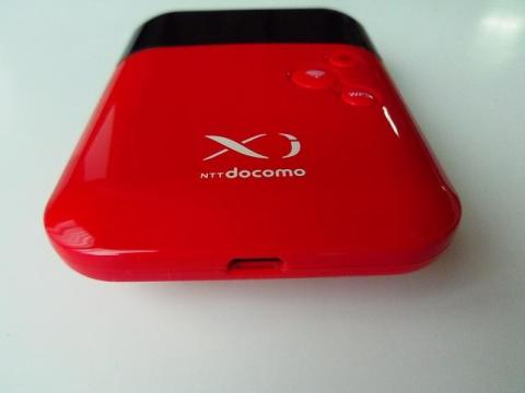 カバーは micro USB ポートの隙間からパカッと開くような感じで開けることができます