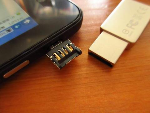 外すときはコネクターが接続した機器に装着したままになることがある