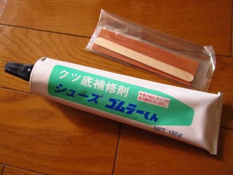 型枠プレート 2 枚サンドペーパー 1 枚木のヘラ 1 本が付属する