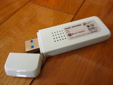 本体の裏側にはシリアルナンバーと MAC アドレスが記載されている