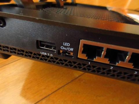 ステータス LED の点灯をオンオフすることができるスイッチと USB 2.0 ポート