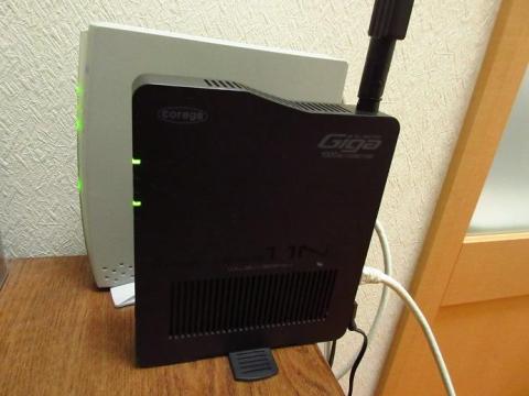 CG-WLBARGNH は 2.4 GHz 帯の 802.11n に対応した無線 LAN ルーター