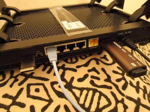 R8000 の USB ポートにドライブを接続するだけ