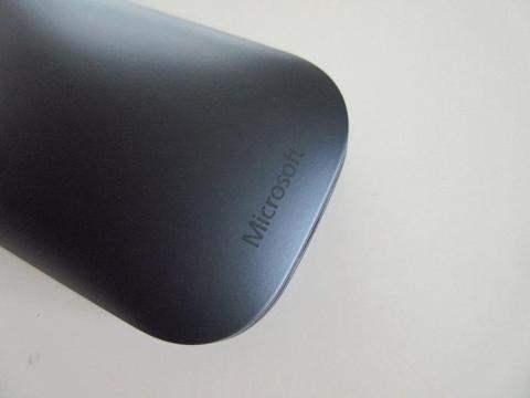 本体の上部にはマイクロソフトのロゴがデザインされている