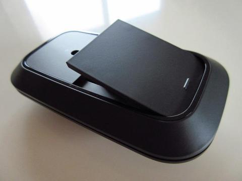 電池収納部分のカバーは凹凸部分を押すと外れる仕組み