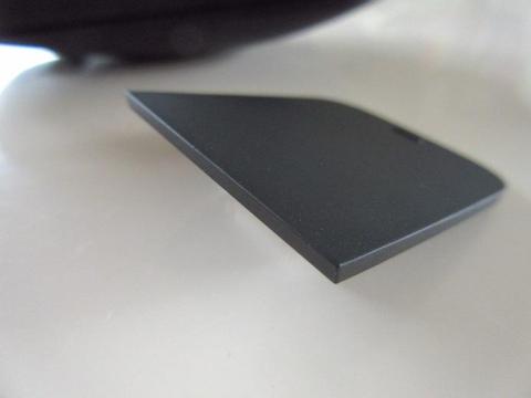 カバーの本体前側部分は斜めにカットされている