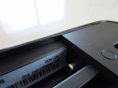 電池のマイナス側の端子