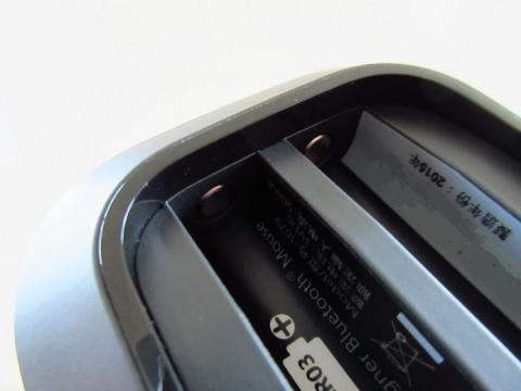 電池のプラス側の端子