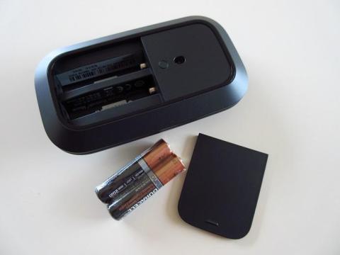 使用されるバッテリーのサイズは単 4(AAA)で 2 本使用する