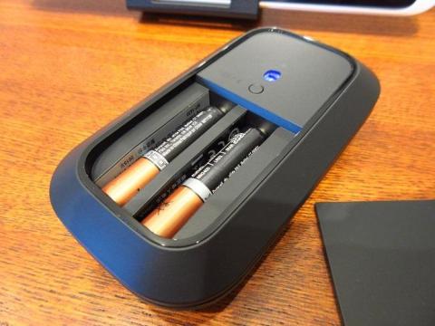 バッテリーの装着が完了するとトラックがブルー点灯して使用することができるようになる