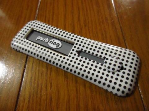 フィンガーグリップとスタンド機能が備わっている