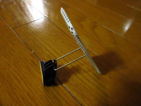 スマホを車のダッシュボードなどにひっかけて取り付けることができる