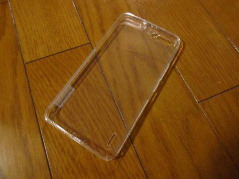 材質は TPU ラバーでカラーはクリアー