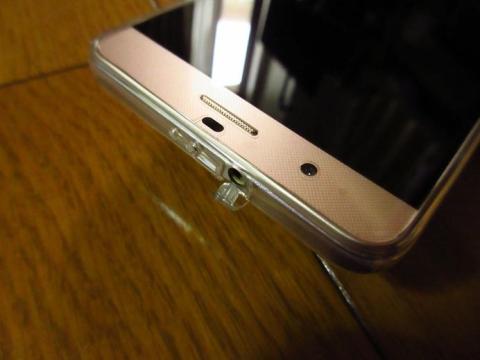 ヘッドセットジャックのカバーを開けたところ