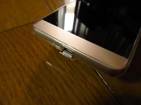 microUSB のカバーを開けたところ