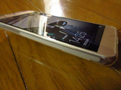 ケースの両端には一部滑り止めの処理がされている