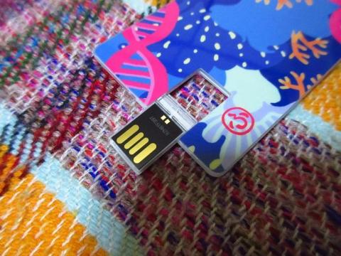 回転させることで USB フラッシュドライブとして使用することができる