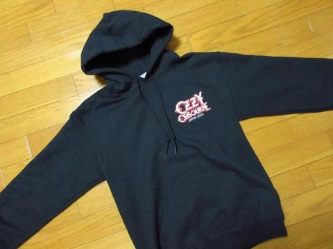 左胸に OZZY ISBOURNE JAPAN 2015 のロゴ入り