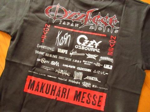 バックにDAY1およびDAY2の出演者のリストがプリントされている