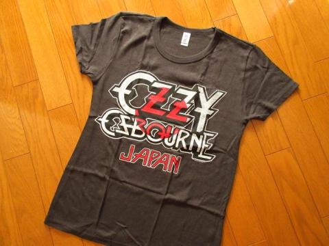前には Ozzy Osbourne のロゴと日の丸がデザインされています