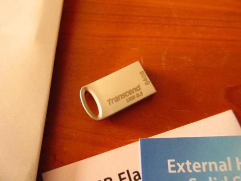 サイズが 22.4 mm x 12.2 mm x 6 mm とコンパクト