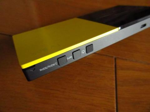 WPS キーと Wi-Fi 2.4GHz/5 GHz の切り替え電源キーが備わっている