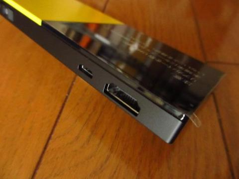 充電をおこなう microUSB 端子にディスプレイに接続するためのタイプ A の HDMI 端子